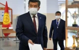 Le président du Kirghiztan Sooronbay Jeenbekov dépose son bulletin dans l'urne à Bishkek, le 4 octobre 2020