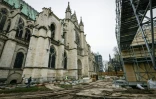 Des employés travaillent sur la façade de la cathédrale de Saint-Denis pendant les travaux de reconstruction de la flèche, le 4 février 2025 près de Paris