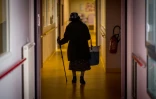 Une résidente d'un Ehpad de Brest marche dans un couloir de l'établissement, le 4 mars 2020