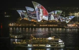 Des photos du roi Charles III et de la reine Camilla projectées sur la façade de l'Opéra de Sydney, le 18 octobre 2024 en Australie