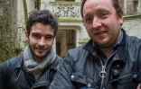 Les deux initiateurs du projet, Romain Delaume (G) et Julien Marquis, à l'intérieur du château en ruines de la Mothe-Chandeniers, le 23 janvier 2018