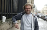 Jean-Marie Roughol, auteur de "Je tape la manche", pose à Paris le 6 octobre 2015