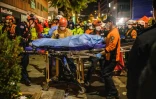 Les secours évacuent une victime de la bousculade de Halloween dans le quartier d'Itaewon à Séoul, le 30 octobre 2022