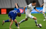 L'attaquant marseillais Florian Thauvin déborde le milieu de terrain strasbourgeois, Dimitri Lienard, lors de leur match de L1, le 30 avril 2021 au stade Vélodrome
