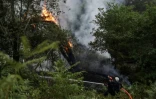 Des pompiers combattent le feu le 13 juillet 2022 au pied de la dune du Pilat, à la Teste-de-Buch, en Gironde