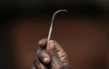 Un outil fait à partir d'un clou utilisé pour les mutilations génitales féminines dans un village au nord-ouest de l'Ouganda, le 31 janvier 2018