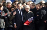 François Fillon entouré de sa fille Marie (g) et de sa femme Penelope (d), devant la rassemblement de dizaines de milliers de ses partisans place du Trocadéro à Paris le 5 mars 2017