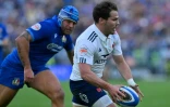 Le demi de mêlée Antoine Dupont sur le point d'aplatir pour l'un des 11 essais du XV de France contre l'Italie le 23 février 2025 à Rome