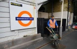 Agamemnon Otero, directeur du projet Energy Garden, transporte du matériel de jardinage à la station Brondesbury Park de l'Overground, le 24 mars 2021 à Londres