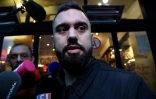 Eric Drouet (D), un leader des Gilets jaunes parle aux journalistes à Paris le 3 janvier 2019