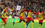 La joie des Lensois après l'ouverture du score par Kevin Danso (c) contre Troyes, le 9 septembre 2022 au stade Bollaert  