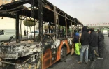 Un bus brûlé par des manifestants à Ispahan dans le centre de l'Iran, le 17 novembre 2019