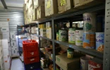 Du lait pour enfants sur les étagères d'un centre des Restos du coeur, à Asnières-sur-Seine, au nord de Paris, le 21 novembre 2023