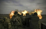 L'armée ukrainienne fait feu sur les positions russes près de Bakhmout, le 20 mars 2023