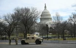 Des véhicules blindés et des grillages entourent le Congrès à Washington le 18 janvier 2021
