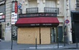 Un tabac protégé par des panneaux de bois à Paris le 30 octobre 2026