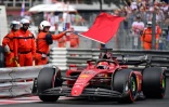 Les commissaires de course agitent un drapeau rouge après le crash contre les barrières de sécurité du Mexicain Sergio Perez, percuté par l'Espagnol Carlos Sainz, juste après le passage du Monégasque Charles Leclerc, auteur de la pole position, le 28 mai 2022 au Grand Prix de Monaco de F1