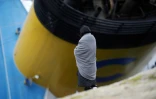Femme regardant le bateau Costa Concordia échoué sur l'île de Giglio en Italie le 16 janvier 2012