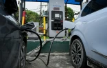 Des véhicules électriques se rechargent à une borne, le 29 avril 2026 à Katmandou 