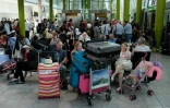 Des passagers attendent à l'aéroport de Heathrow, le 27 mai 2017, après l'annulation par British Airways de tous ses vols au départ de Londres en raison d'une panne informatique