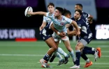 Le centre du Racing Nolan Le Garrec fait une passe contre Agen, le 27 décembre 2020 à Nanterre