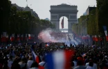 La foule attend les champions du monde sur les Champs-Elysées à Paris, le 16 juillet 2018
