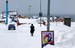 Une affiche électorale le long d'une route à Nuuk, le 8 mars 2025 au Groenland