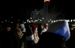Des habitants de Kiev dansent lors d'une fête improvisée dans le froid et l'obscurité, le 18 janvier 2026
