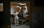 Une infirmière s'occupe d'un patient aux urgences de Montauban, le 20 juillet 2022