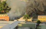 Image tirée d'une vidéo de l'AFPTV montrant un bâtiment en feu pendant des émeutes à Port Moresby, le 10 janvier 2024 en Papouasie-Nouvelle-Guinée