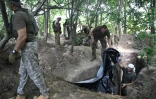 Des soldats ukrainiens creusent une tranchée dans la région de Soumy, le 2 août 2022 dans le nord-est de l'Ukraine 