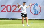 La sélectionneuse de l'Angleterre Sarina Wiegman supervise une séance d'entraînement de ses joueuses à Teddington, le 14 juillet 2022 
