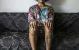 Le maquilleur professionnel Leonardo Oliveira pose pour un portrait dans son appartement à Mindelo, le 25 mai 2026