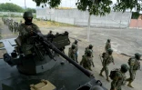 Sous la protection d'un engin blindé, des militaires mènent une opération de fouilles dans la prison de Manabi, connue sous le nom de prison d'El Rodeo, dans l'oust de l'Equateur, le 5 juin 2024.