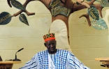 Mogho Naaba Baongho, roi des Mossis, l'ethnie majoritaire au Burkina Faso, reçoit le président de la Transition burkinabè dans son palais de Ouagadougou, le 27 septembre 2015