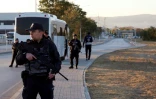Des policiers turcs sécurisent une partie d'une route principale à Kahramankazan, à environ 40 kilomètres au nord d'Ankara, le 23 octobre 2024, à proximité du bâtiment des industries aérospatiales turques (TAI) où un attentat a fait quatre morts morts et quatorze blessés