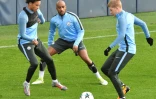 Les joueurs de Manchester City Leroy Sané (G), Fabian Delph (C) et Kevin De Bruyne (D) à l'entraînement le 31 octobre 2017 à Manchester