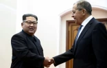 Le ministre russe des Affaires étrangères Sergueï Lavrov (droite) est reçu par Kim Jong Un à Pyongyang, le 31 mai 2018 