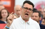Andy Burnham, député travailliste de Makerfield, s'adresse à ses partisans et aux médias au lendemain de sa victoire à l'élection partielle, le 19 juin 2026 à Ashton-in-Makerfield, dans le nord-ouest de l'Angleterre