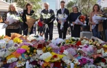 Le Premier ministre australien Anthony Albanese (C) rend hommage aux victimes de l'attaque au couteau dans un centre commercial de Sydney, avec d'autres responsables, le 14 avril 2024