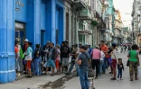 Des habitants de La Havane font la queue pour acheter du pain, le 18 mai 2026