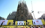 Les coureurs de TotalEnergies participent à une cérémonie de présentation avant le Tour de France devant la Sagrada Familia, le 2 juillet 2026 à Barcelone