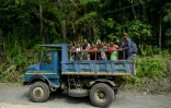 Des habitants véhiculés près du village de Campbell Bay, sur l'île de Grande Nicobar, dans l'archipel indien des Andaman-et-Nicobar, le 26 mars 2026 