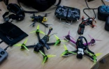 Différents types de drones photographiés dans une classe de l'école militaire polonaise où un programme de formation a été mis en place pour apprendre à les utiliser, à Legnica le 8 octobre 2025