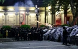 Des agents de police tentent de disperser les manifestants, le 1er mai 2024 Ă Tbilissi