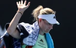 L'Allemande Angelique Kerber quitte le court après sa défaite contre l'Américaine Danielle Collins au premier tour de l'Open d'Australie, à Melbourne, le 16 janvier 2024