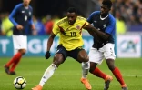 Le défenseur français Samuel Umtiti (d) aux prises avec le Colombien Duvan Zapata, en match amical au Stade de France le 23 mars 2018