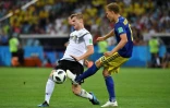 L'attaquant allemand Timo Werner (g) à la lutte avec le défenseur de la Suède Ludwig Augustinsson au Mondial, le 23 juin 2018 à Sotchi