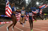Les relayeuses américaines: Aaliyah Brown, Allyson Felix, Tori Bowie et Morolake Akinosun, sont les reines du 4x100 m à Londres, le 12 août 2017