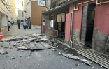 Le mur extérieur d'un commerce s'est effondré dans la ville de Kumamoto, après le séisme de magnitude 7,1 qui a frappé le sud du Japon, le 28 juillet 2026